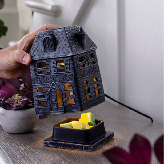 Lampe chauffe-cire Manoir Hanté Halloween – détail céramique et design fenêtres grillagées