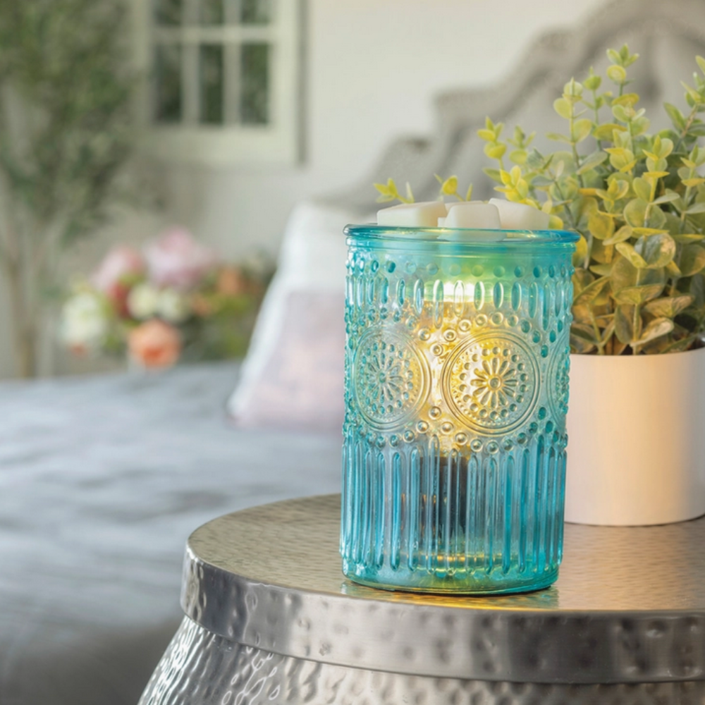 Lampe chauffe-cire Turquoise Parisienne – détail design motifs floraux et perles fines
