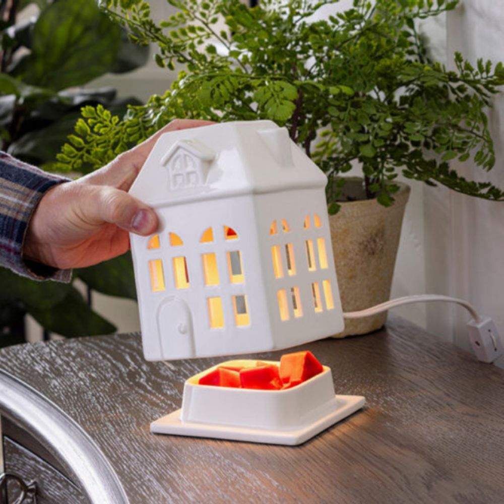 Lampe aromatique maison en porcelaine blanche – détail design fenêtres