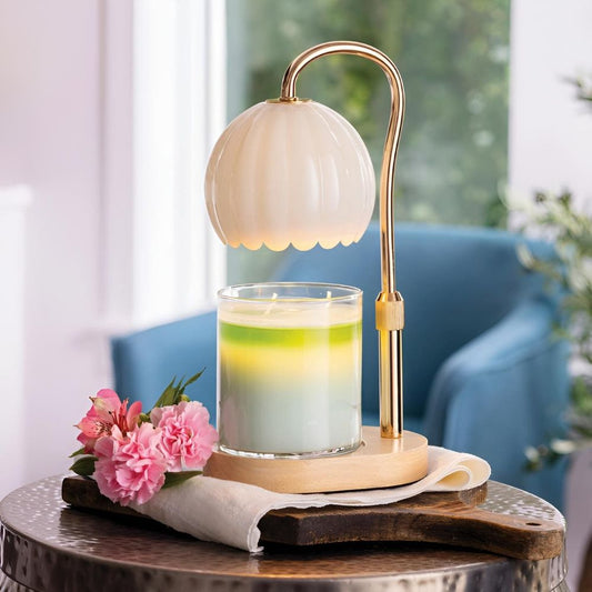 Lampe chauffe bougie électrique Opaline Vintage en forme de fleur, pied doré réglable et base en bois avec une bougie parfumée allumée.