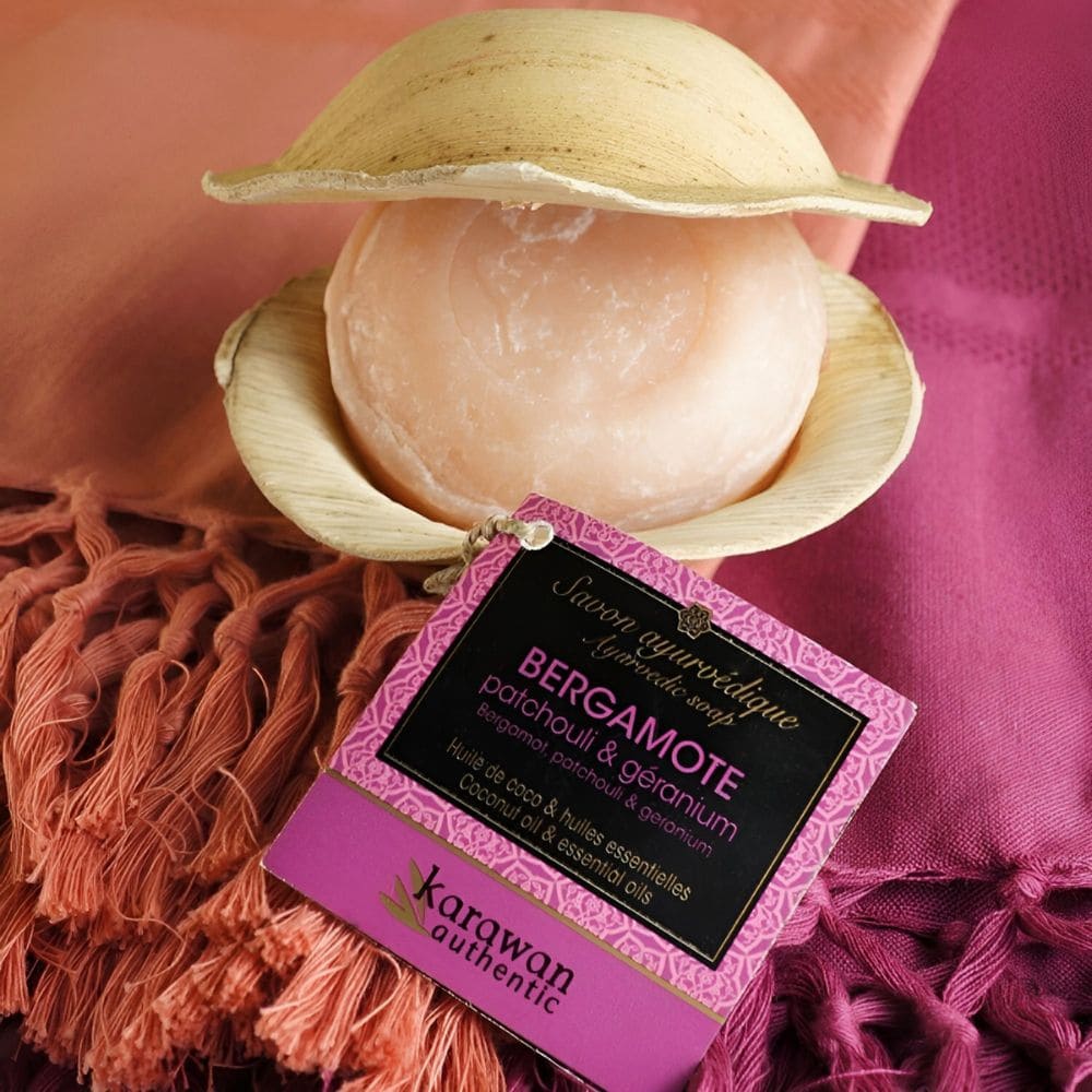 tradition ayurvédique
Huile vierge de noix coco pressée à froid & synergie de plantes ayurvédiques : bergamote, patchouli, géranium.