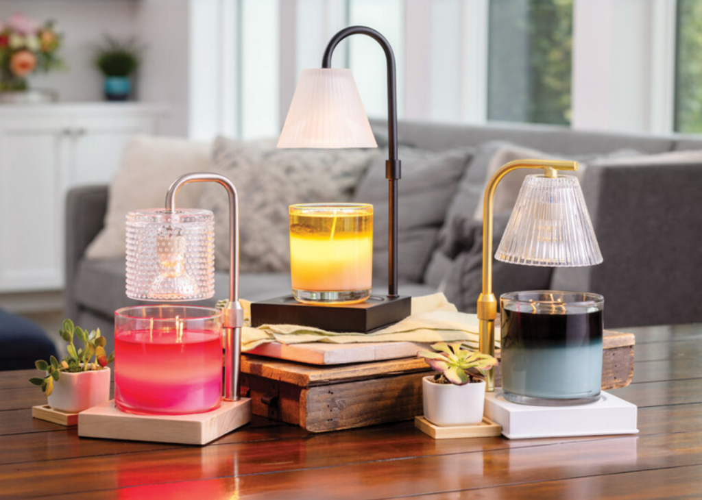 Lampe chauffe-bougie électrique Candle Luna dorée avec motif Silver Hobnail, idéale pour diffuser la cire sans flamme.