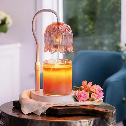 Lampe Tulipe Rose allumée chauffant une bougie, créant une lueur rose douce et sécurisée dans un intérieur moderne.