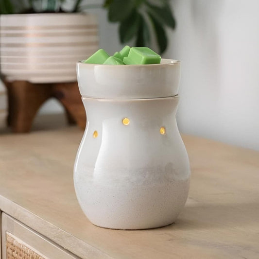 Lampe chauffe cire électrique Blanc Givré allumée dans un salon pour une décoration zen et parfumée.