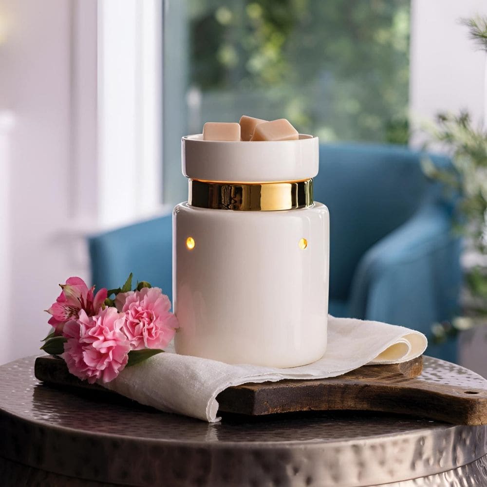 Lampe chauffe-cire électrique Blanc & Doré allumée dans une décoration moderne