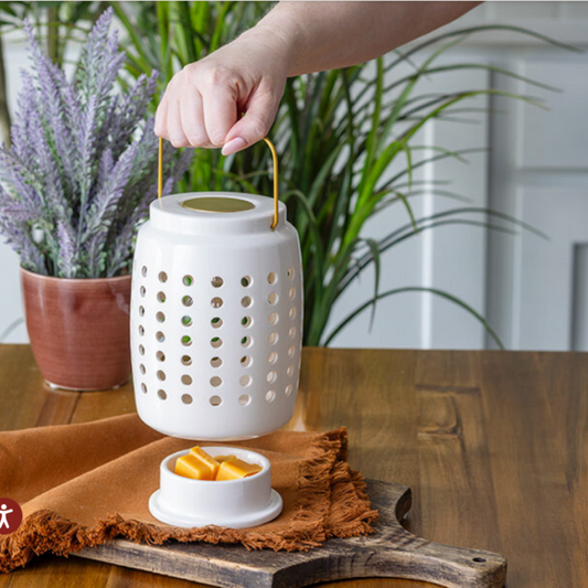 Lampe aromatique en céramique blanche – détail motif découpé