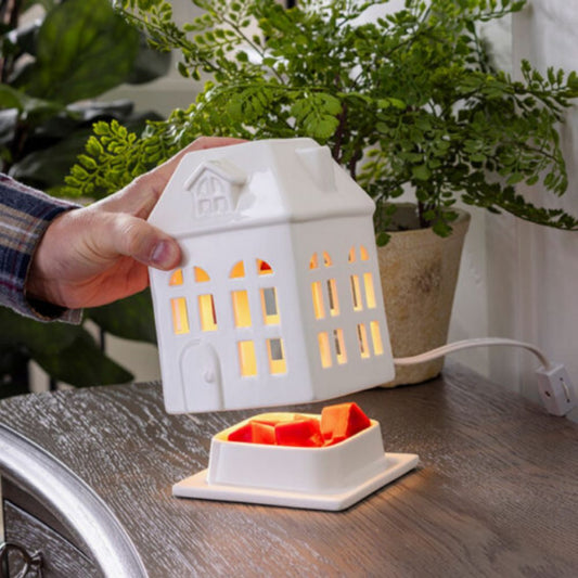 Lampe aromatique maison en porcelaine blanche – détail design fenêtres