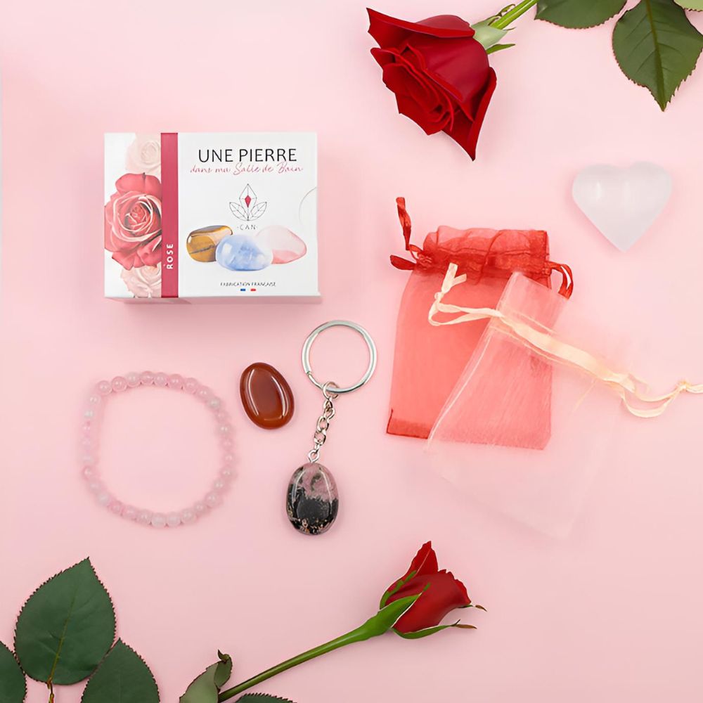 Vue d’ensemble du Coffret Découverte Amour montrant pierres naturelles, bracelet, savon rose et pochettes organza
