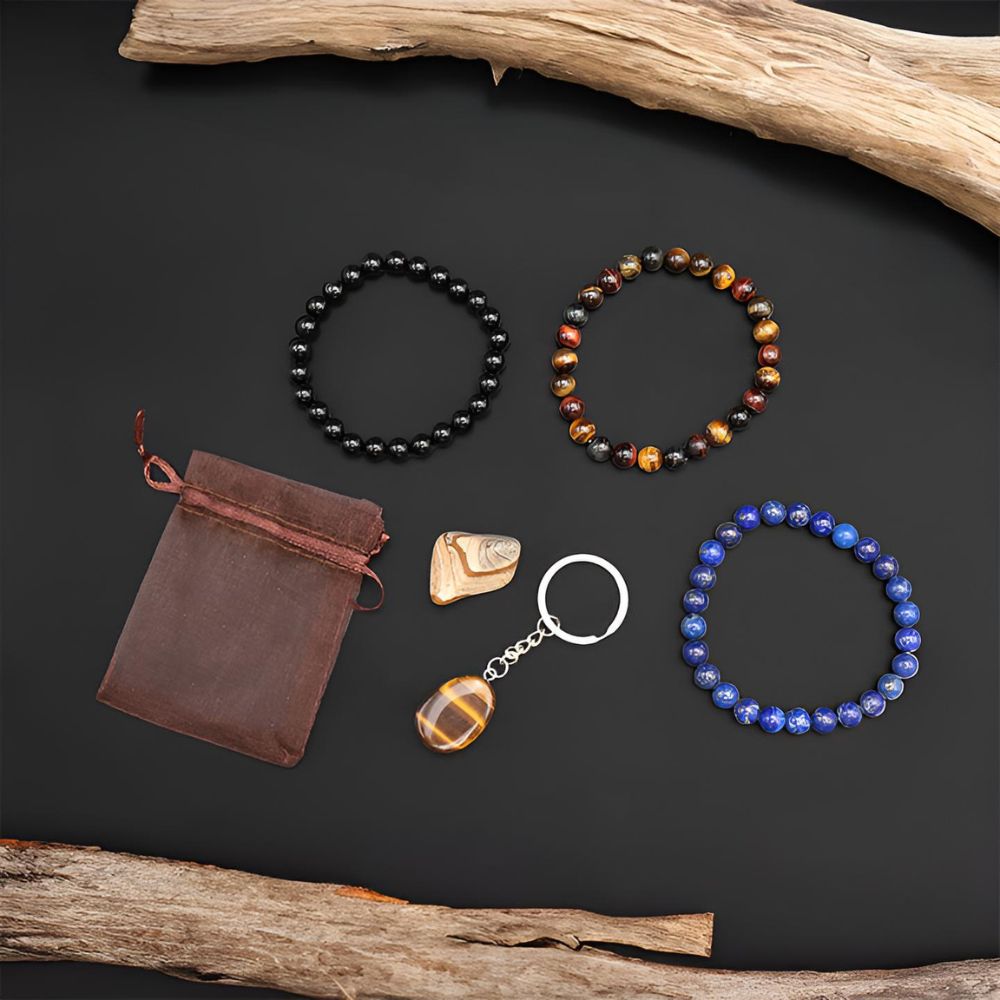 Vue d’ensemble du Coffret Découverte Masculin montrant les pierres naturelles, bracelets, porte-clé et pochette organza