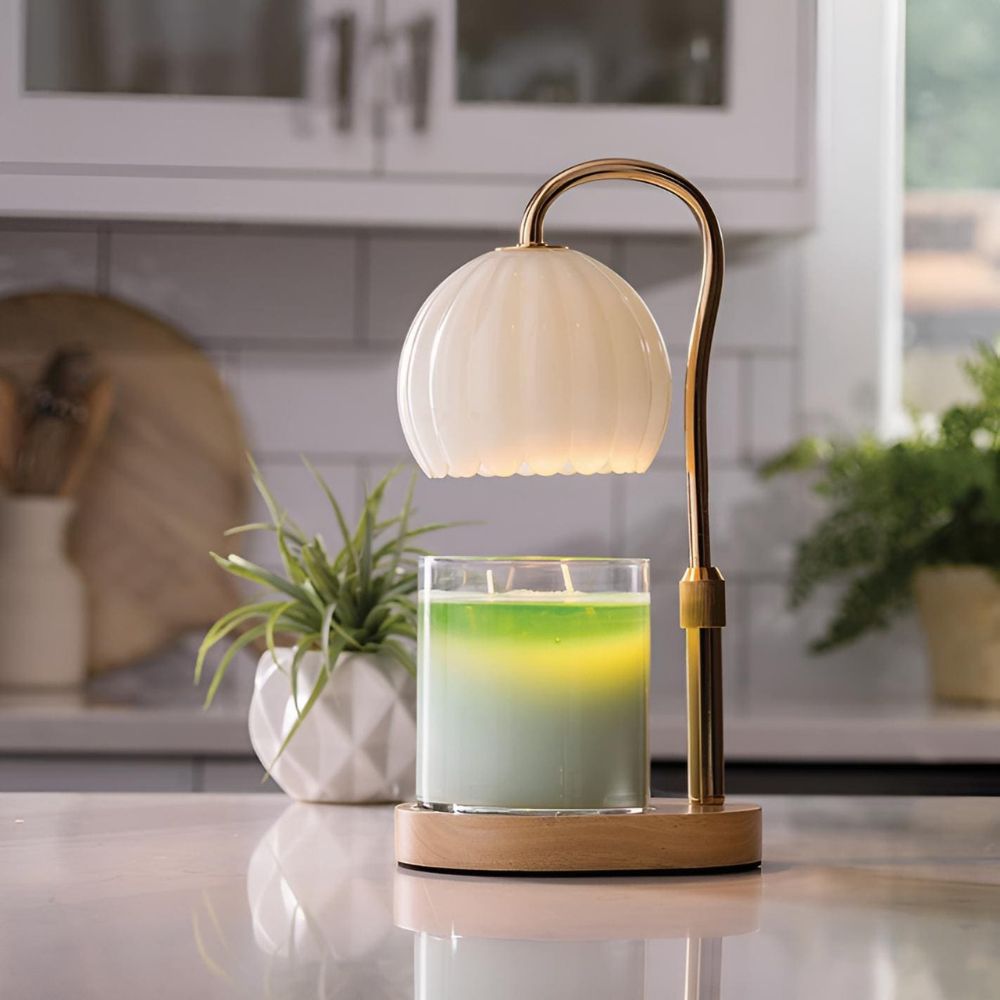 Lampe Opaline Vintage allumée créant une ambiance lumineuse douce et vintage dans un salon chaleureux.