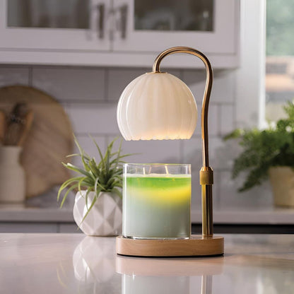 Lampe Opaline Vintage allumée créant une ambiance lumineuse douce et vintage dans un salon chaleureux.