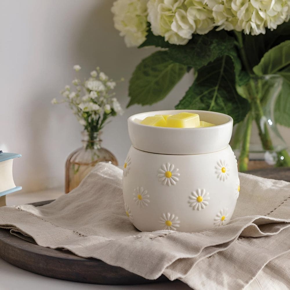 Vue de la lampe Marguerite mettant en avant son petit encombrement idéal pour un bureau ou une table de nuit.
