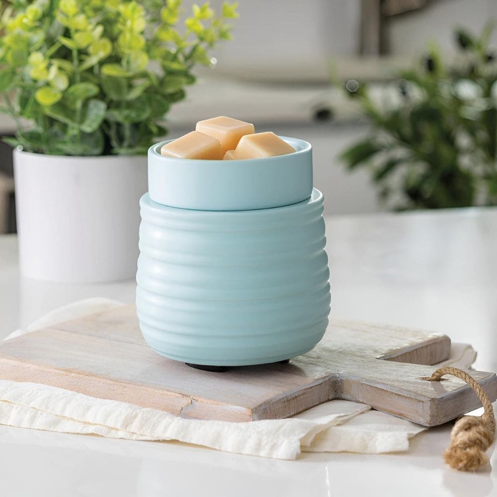 Gros plan sur les nuances vibrantes et la texture lisse de la Lampe parfumée avec plaque chauffante RUCHE turquoise.