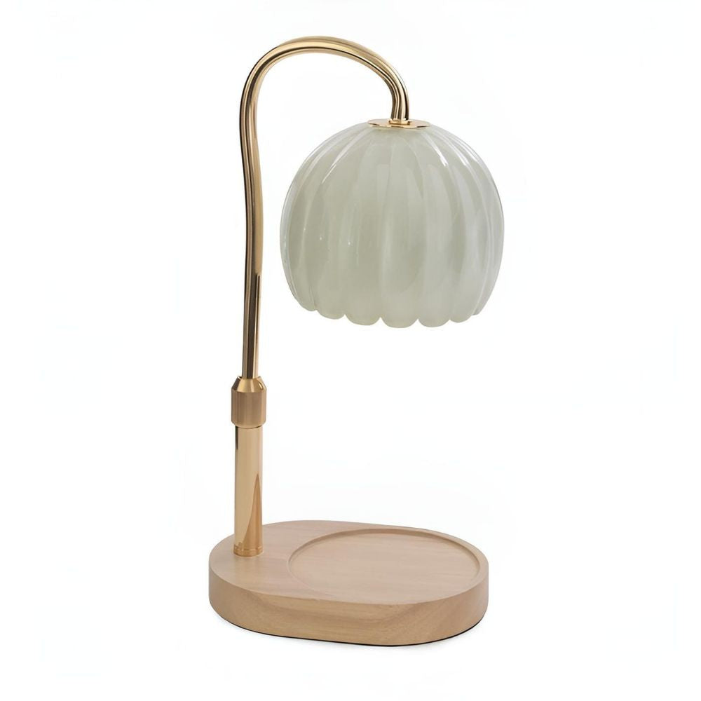 Lampe chauffe bougie électrique Opaline Vintage avec abat-jour en verre blanc dépoli, pied doré et socle en bois naturel.