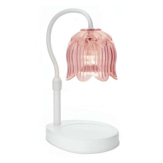 Lampe chauffe bougie électrique Tulipe Rose avec abat-jour en verre rose en forme de fleur et pied blanc.