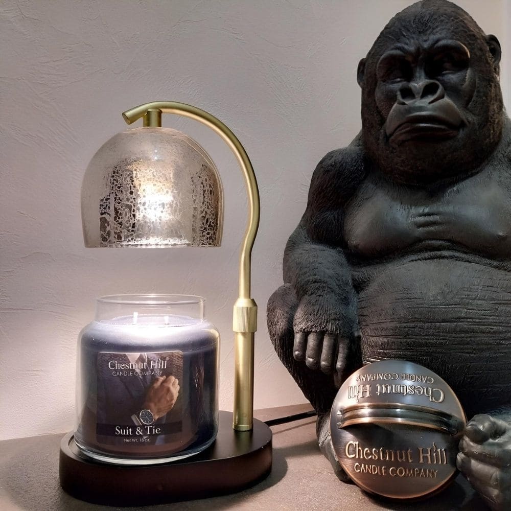 Lampe électrique MERCURY Candle Warmers avec bougie parfumée CHESTNUT HILL Costume et Cravate, diffusion élégante et parfumée, vendu chez Déco et Senteur du Monde.