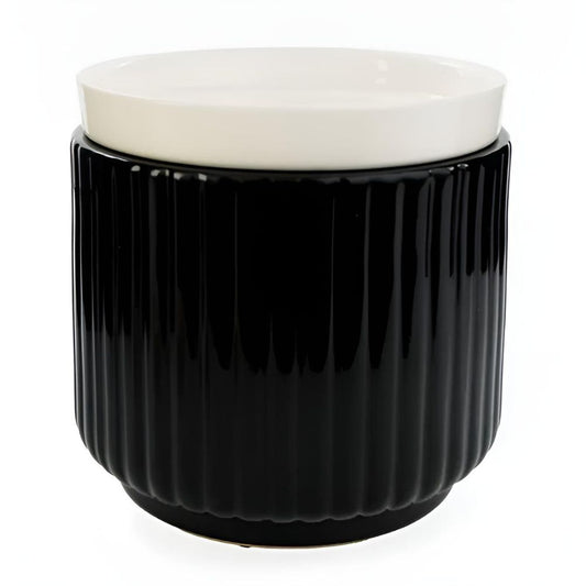 Photographie de studio sur fond blanc de la lampe à parfum électrique en céramique noire côtelée avec sa coupelle blanche amovible.