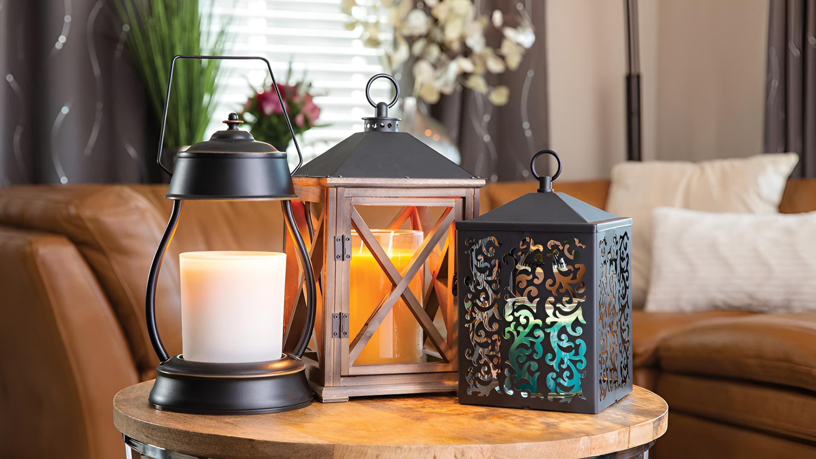 Lanterne électrique chauffe-bougie de la marque Candle Warmers, disponible chez Déco et Senteur du Monde, décorative pour créer une ambiance chaleureuse