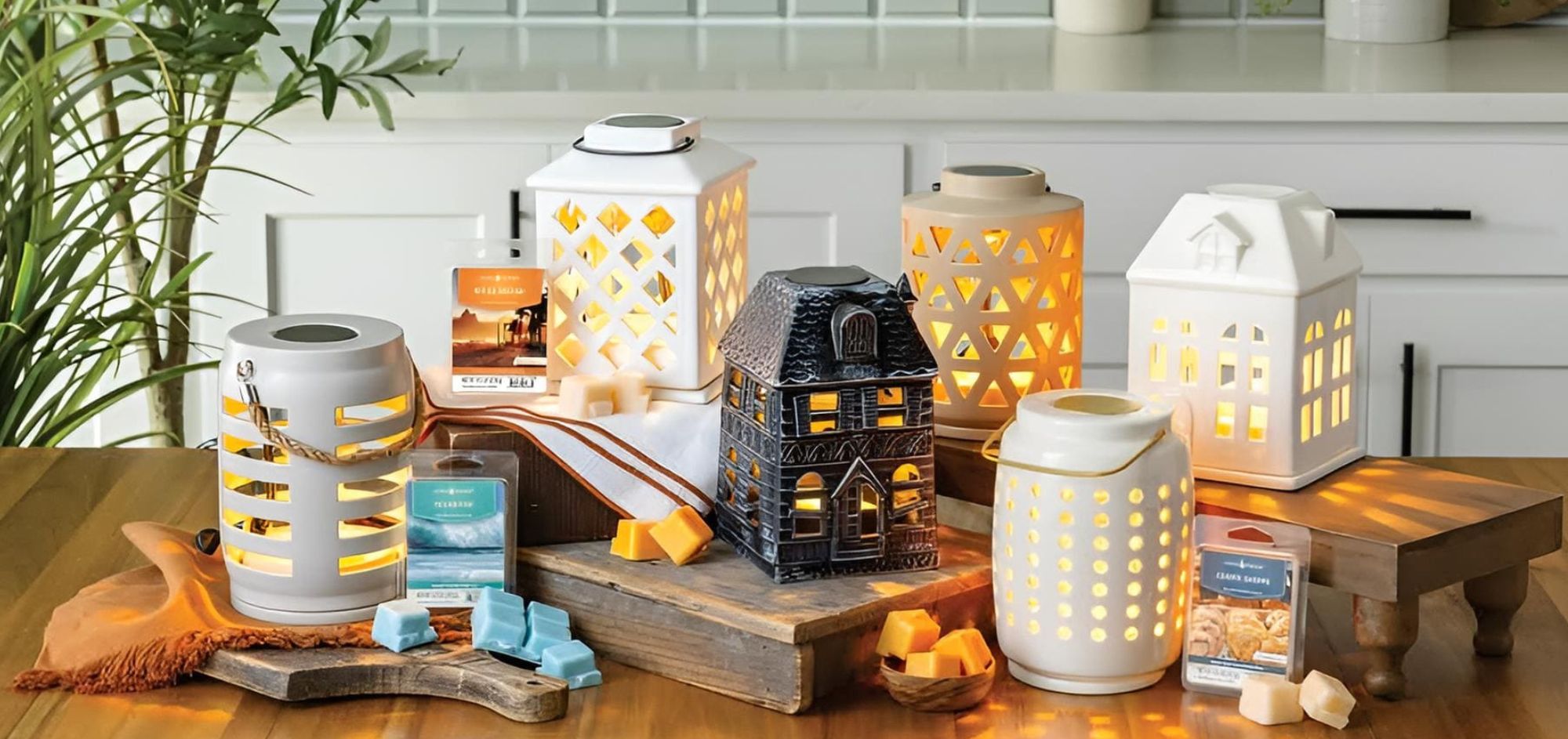 Collection 2025 de lanternes électriques pour cire parfumée de la marque Candle Warmers, disponible chez Déco et Senteur du Monde, idéale pour créer une ambiance parfumée et chaleureuse