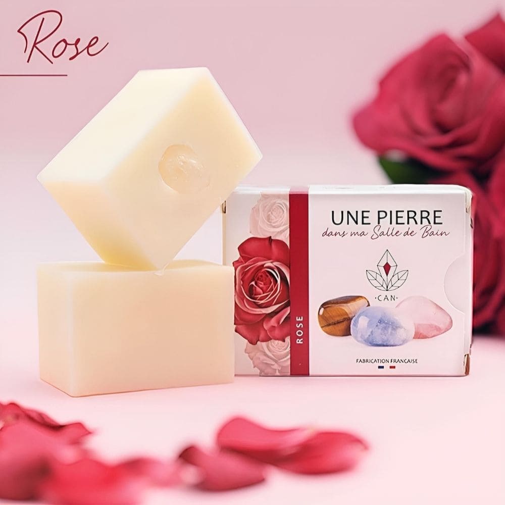 Savon Rose coupé en deux, montrant la pierre minérale à l'intérieur et le parfum Rose