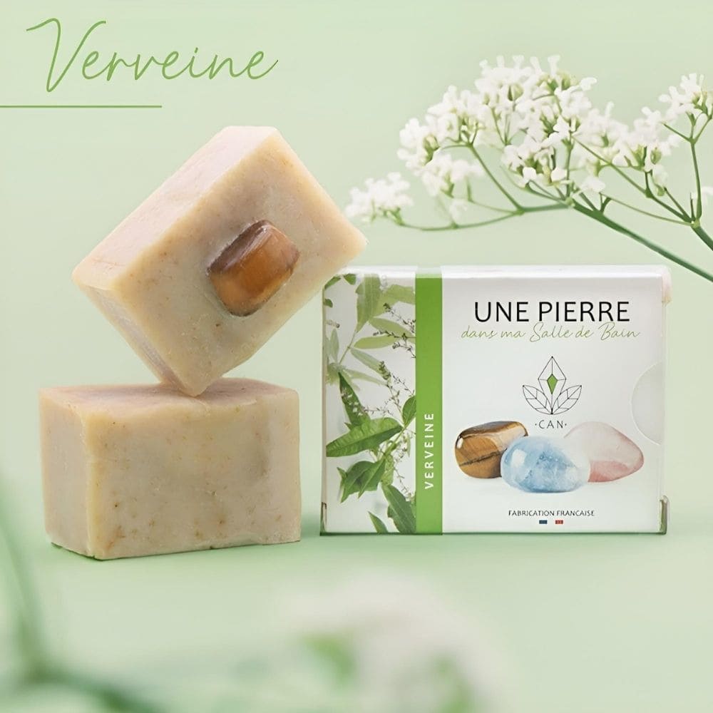 Savon Verveine coupé en deux, montrant la pierre minérale à l'intérieur et le parfum Verveine