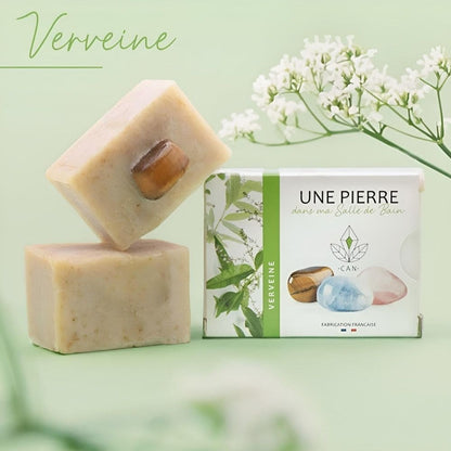 Savon Verveine coupé en deux, montrant la pierre minérale à l'intérieur et le parfum Verveine