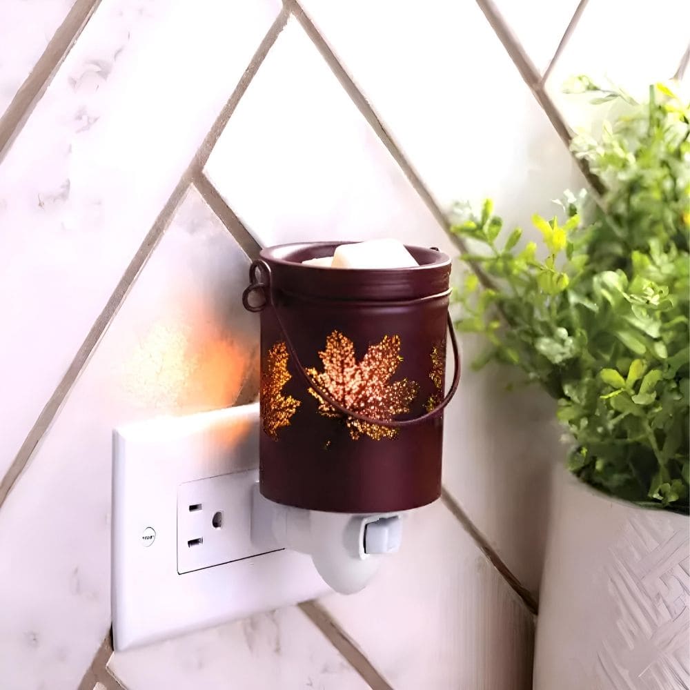 Ambiance chaleureuse et cocooning avec la Lampe murale à parfum électrique Feuilles d'Automne allumée.