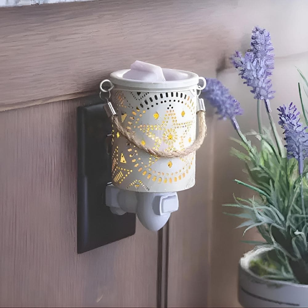 Ambiance chaleureuse avec la Lampe murale à parfum électrique Étoile Solaire allumée.