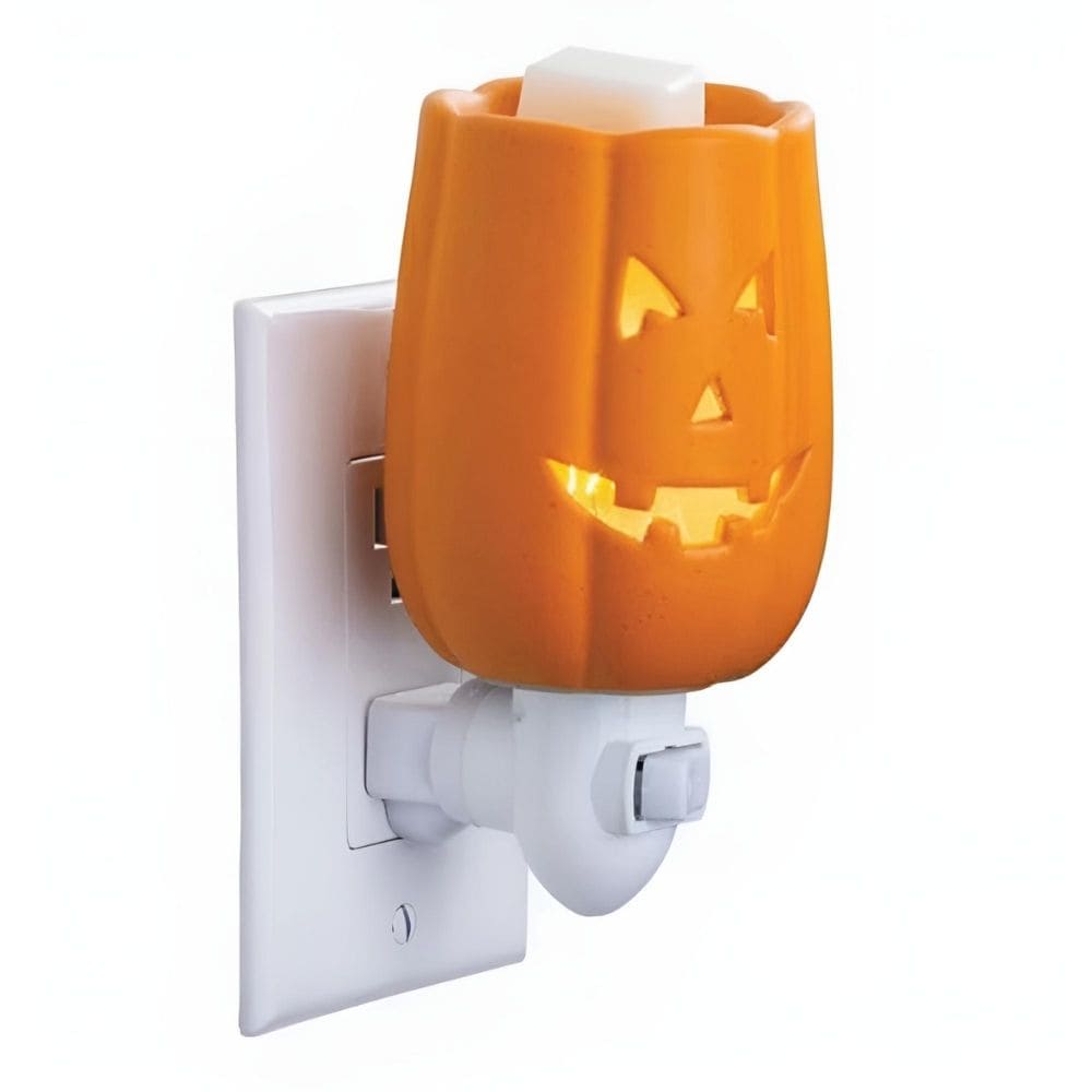 Lampe murale à parfum électrique Jack O'Lantern en céramique orange sur fond blanc.